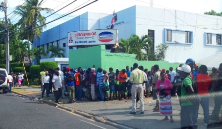 Sigue causando asombro en Puerto Plata largas filas de haitianos en oficinas del Plan Nacional de Regularización de Extranjeros