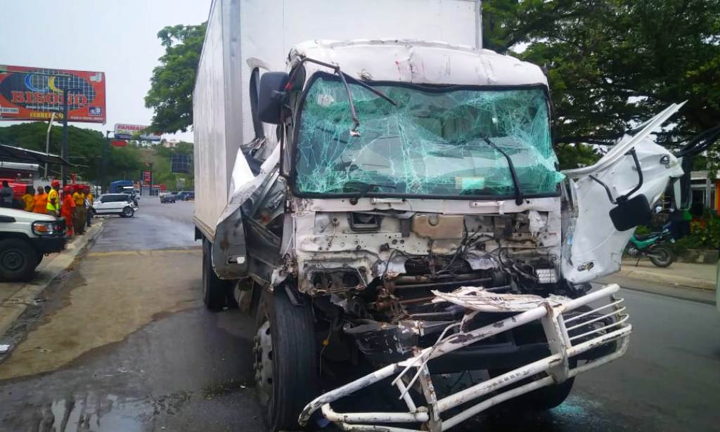 Triple choque de 2 camiones y un jeep en la carretera Puerto Plata-Navarrete deja 2 heridos en Imbert