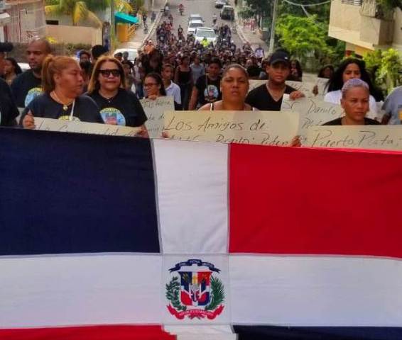 Marchan en Puerto Plata exigiendo destitución director hospital local y humanización de servicios ofrecidos por clínicas privadas  
