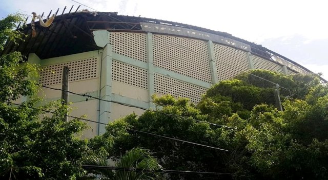 Sigue desplomándose techo pabellón de baloncesto Fabio Rafael González ante la inercia de las autoridades competentes