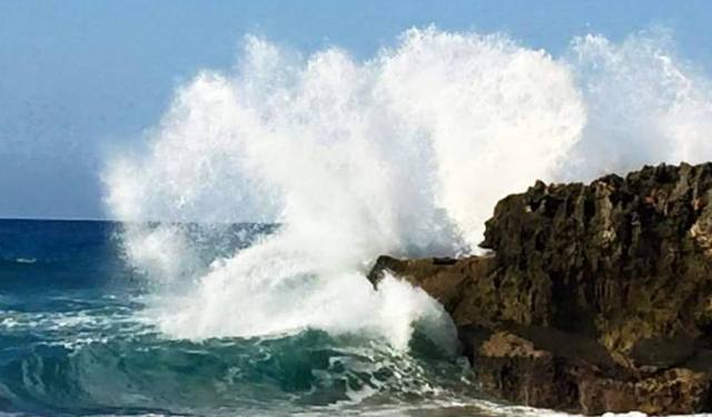 Meteorología advierte sobre fuerte oleajes en costa Atlántica y pocas precipitaciones durante el fin de semana