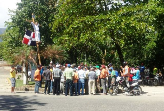 Ciudadano se crucifica exigiendo devolución del Hotel Montemar a la ciudadanía de Puerto Plata, inmueble está en poder de  un religioso