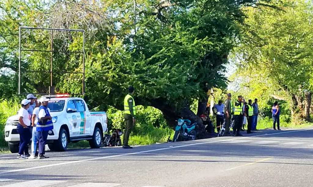 Agentes de la DIGESETT tratan de vializar tránsito en Puerto Plata, retienen cientos de motocicletas a conductores sin cascos protectores