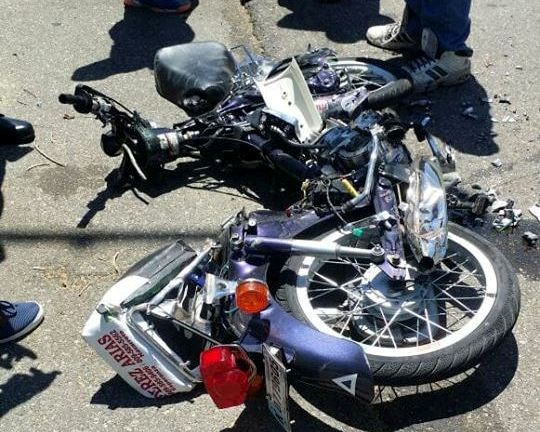 Muere joven tras ser aplastada la moto que conducía por un camión, apresan sujeto con pistola ilegal en Puerto Plata