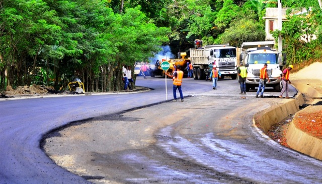 Proyectan trabajos de reconstrucción carretera turística Gregorio Luperón estarán listos en febrero del próximo año