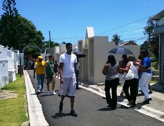 Decenas de ciudadanos puertoplateños visitaron cementerios locales en ocasión del Día de la Madres