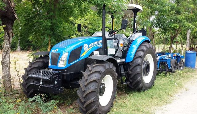 Gobierno dona tractor a parceleros para preparar predios agrícolas de La Pared y otras comunidades del municipio Luperón