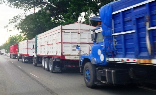 Transportistas de carga evalúan aumentar tarifas por altos costos operacionales tras alzas consecutivas de combustibles y del dólar