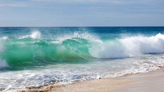 Alertan sobre oleaje anormal en las aguas del litoral Atlántico debido a vaguada y onda tropical que inciden en condiciones del tiempo