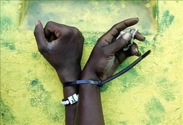 Apresan 2 menores haitianos en Padre Granero que junto a una mujer la emprendieron a botellazos y pedradas contra patrulla policial