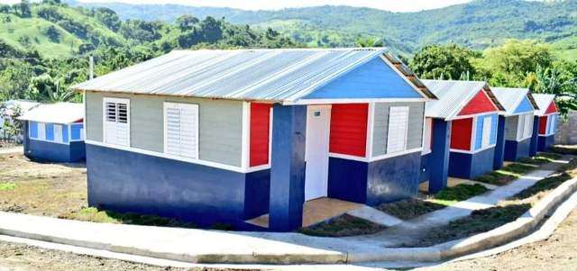 Gobierno entrega 10 viviendas a familias que fueron afectadas hace un año por inundaciones en localidad Gualete de Villa Isabela