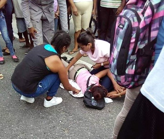 Estudiante es atropellada por un motorista causándole golpes y fracturas en la misma entrada a politécnico de Sosúa