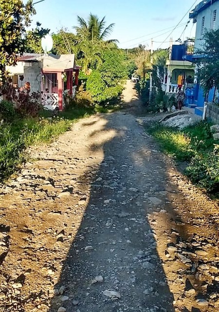 Moradores en sectores populares de Puerto Plata “siguen cogiendo lucha” por condiciones deplorables de sus calles