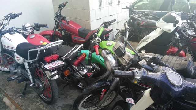 Policía Nacional retiene motocicletas que fueron dejadas abandonadas por jóvenes que echaban carreras en Puerto Plata