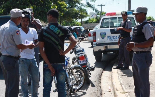  Policía apresa 65 personas y retiene 129 motocicletas en operativos preventivos, recupera 2 celulares robados