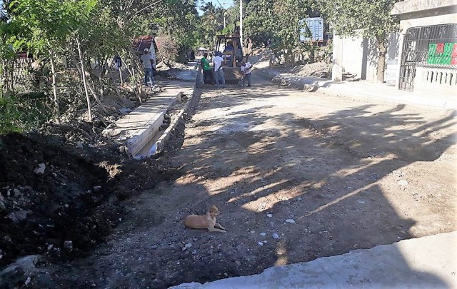 Moradores de Maimón ahogados en polvo se quejan por lentitud en labores reparación calle principal que está intransitable