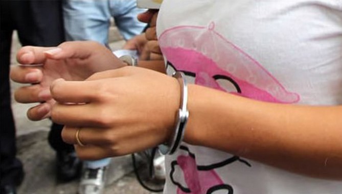 Policía apresa mujer en sector de Cabarete luego de asestarle puñalada a su concubino