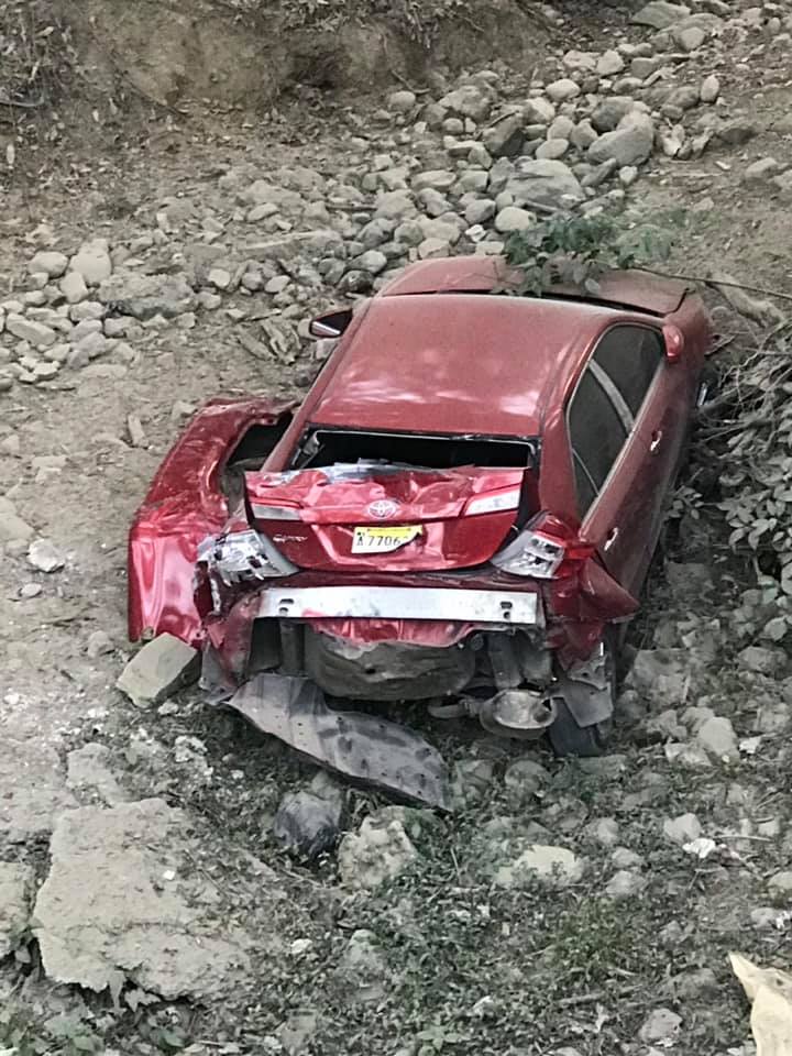Mujer salvó su vida de forma milagrosa tras su auto ser embestido por un camión y caer a un barranco en carretera Puerto Plata-Navarrete