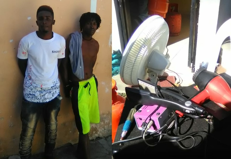 Agentes policiales apresan dos sujetos haitianos por robar decenas de artículos en sector de San Marcos