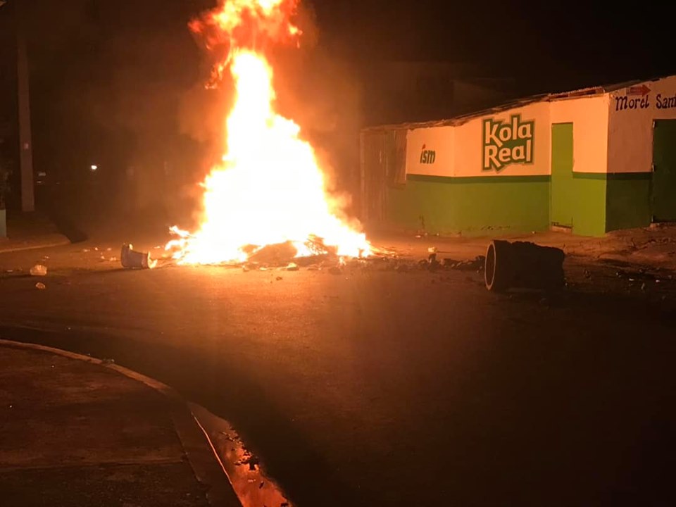 Se registran protestas debido a fuertes tandas de apagones en varias locaciones de Puerto Plata