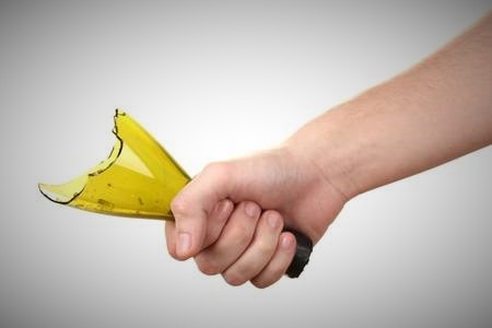 Detienen una mujer en Estero Hondo por herir a otra con un casquete de botella durante una riña