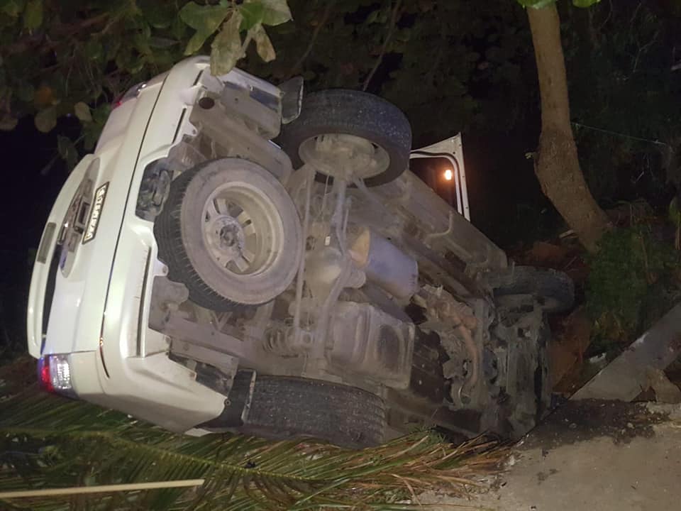 Dirigente peledeísta sale ileso de accidente vial en carretera Playa Dorada-Gran Parada, camión se descarrila en Imbert