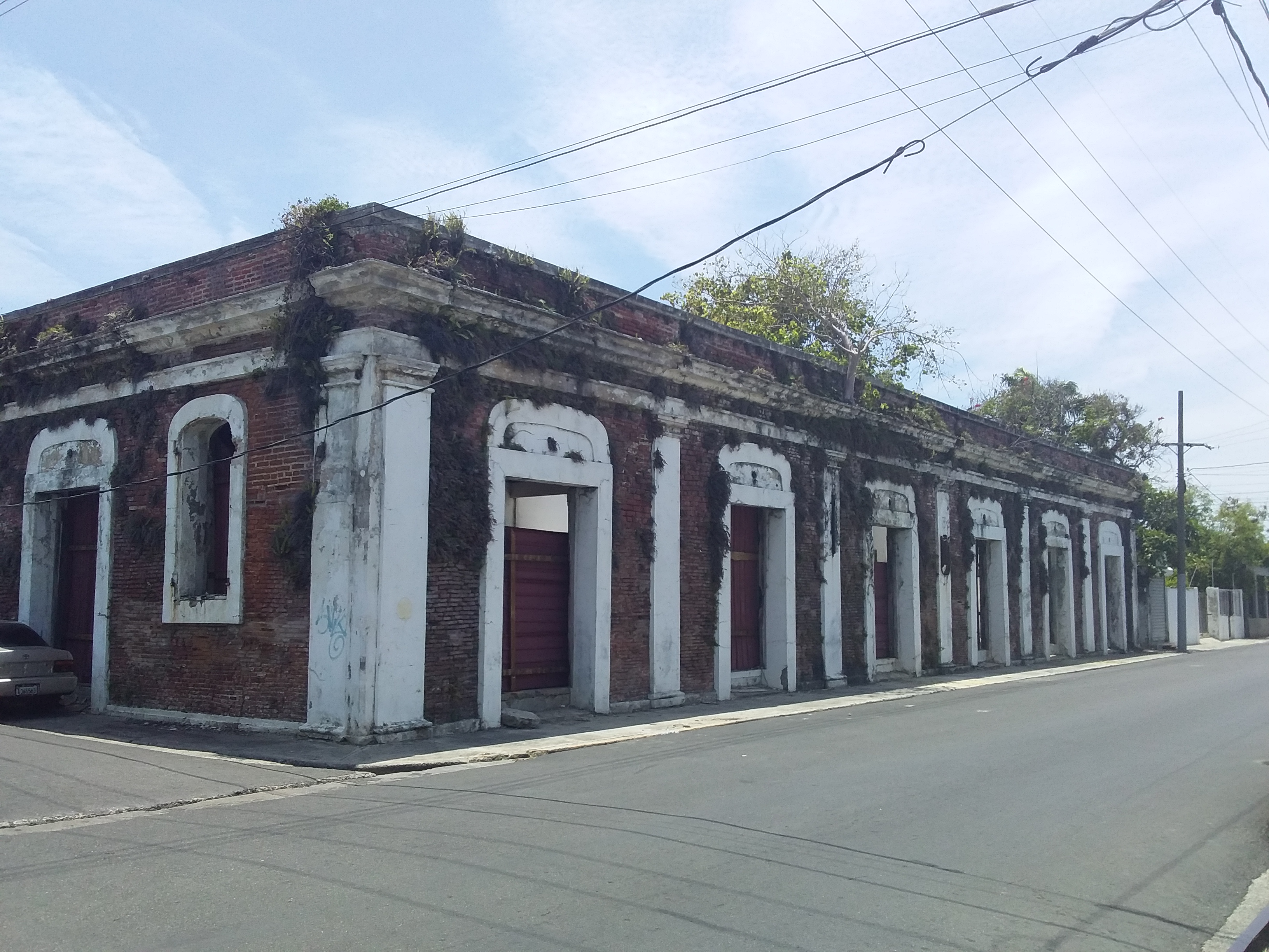 Piperos están destruyendo edificio del centro de formación artesanal en Puerto Plata, autoridades se muestran indiferentes