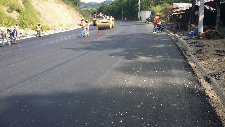 Empresas contratistas aceleran asfaltado en áreas remozadas de carretera Puerto Plata-Navarrete