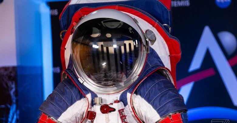 La NASA presenta dos nuevos trajes para sus expediciones a la Luna