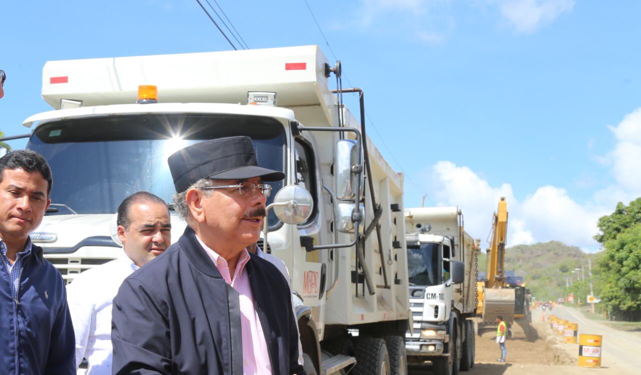 Presidente Medina supervisa trabajos reconstrucción carreteras de Puerto Plata, promete entregar vías en diciembre