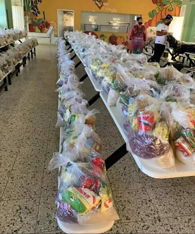 Educación continúan entregando kits alimenticios a padres, madres y tutores de estudiantes Jornada Extendida en Puerto Plata