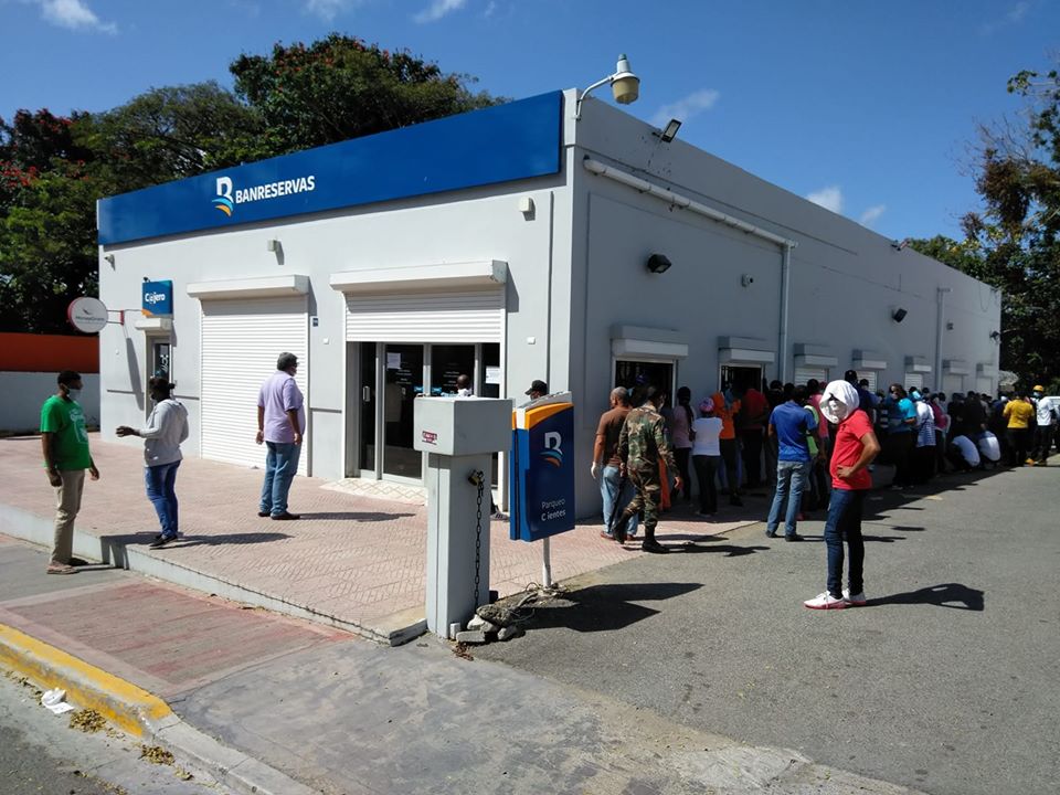 Denuncian aglomeración de personas en sucursal bancaria de Imbert a pesar de restricciones para evitar contagio del Coronavirus