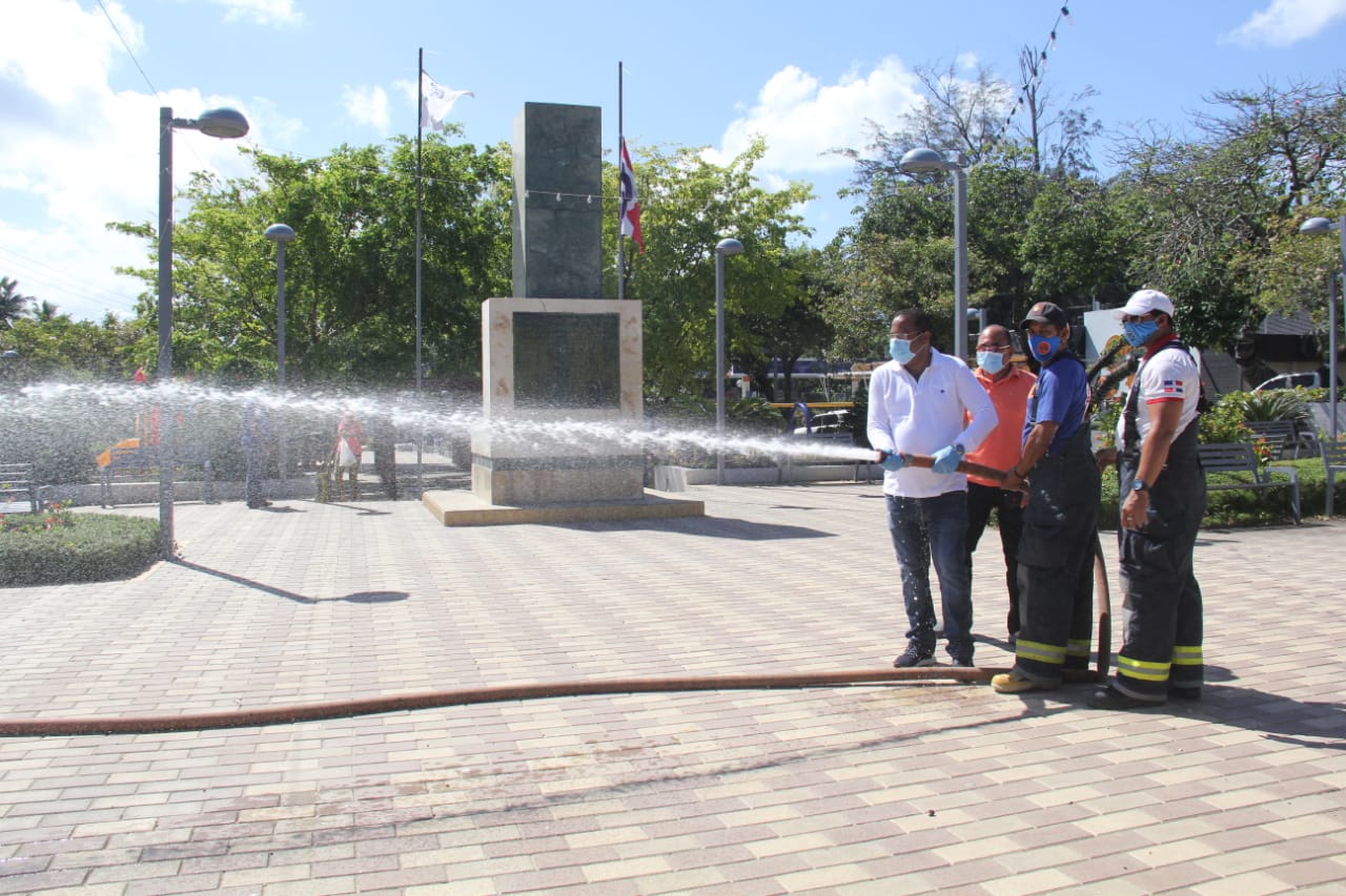 Nuevo alcalde municipal Roquelito García se estrena con operativos de limpieza e higienización en San Felipe de Puerto Plata