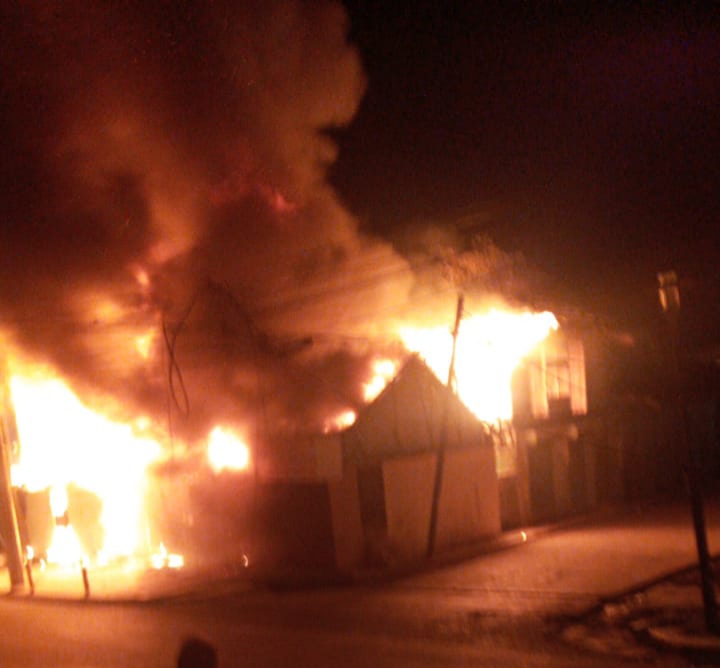 Incendio reduce a cenizas tres viviendas en avenida presidente Caamaño de Puerto Plata, no hubo lesionados