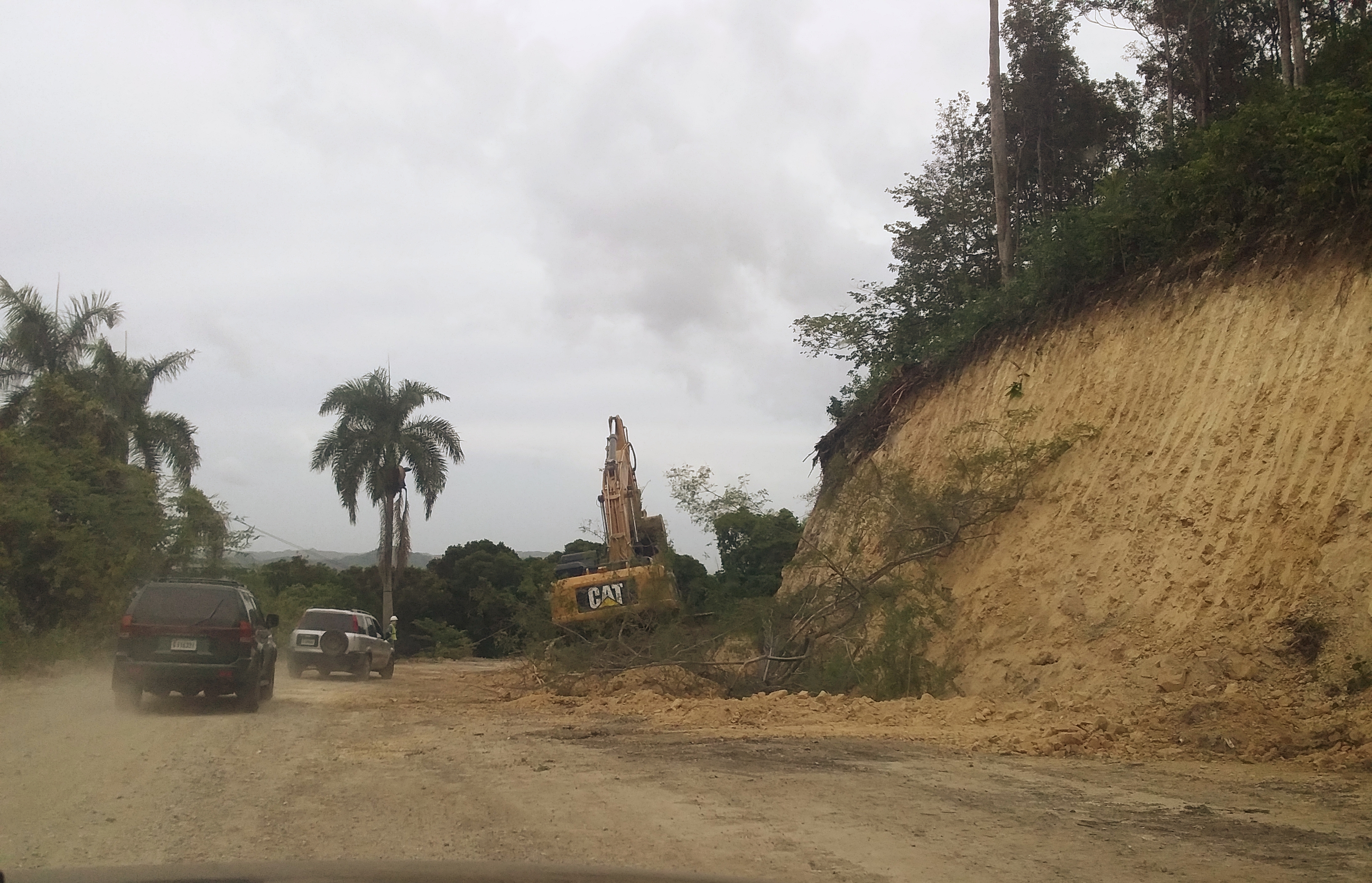 Obras Públicas reinicia trabajos terminación amplio tramo carretera turística Luperón en Puerto Plata