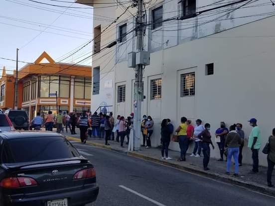 Decenas de empleados desvinculados acuden a dirección Regional 11 de Educación en busca de prestaciones laborales