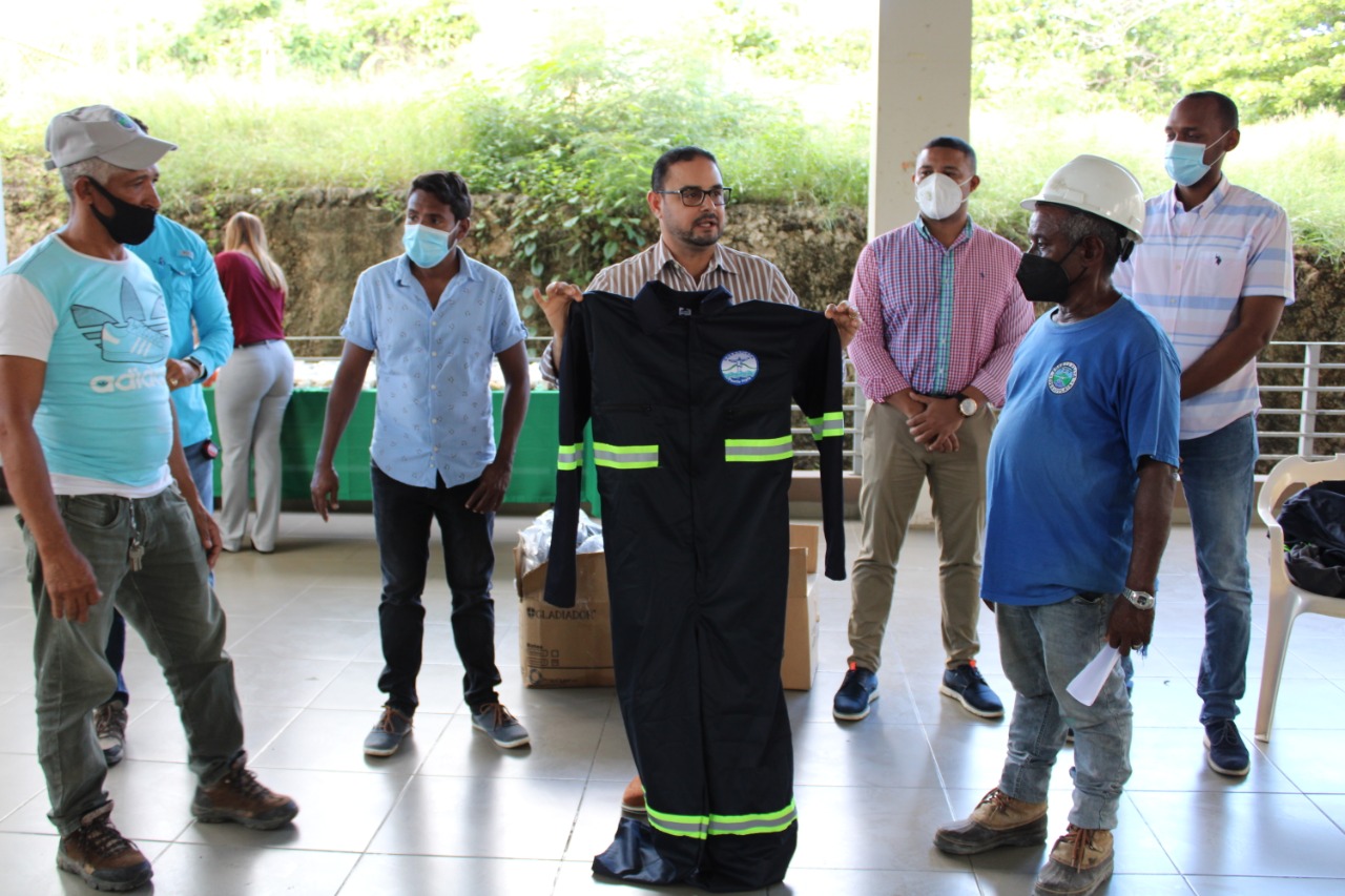 Dirección general de CORAAPPLATA dota de uniforme de protección y botas al personal brigadas agua potable y alcantarillado