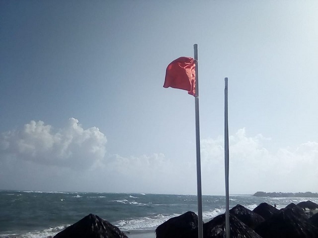 Restringen uso de playas en Puerto Plata y colocan bandera roja por oleajes anormales