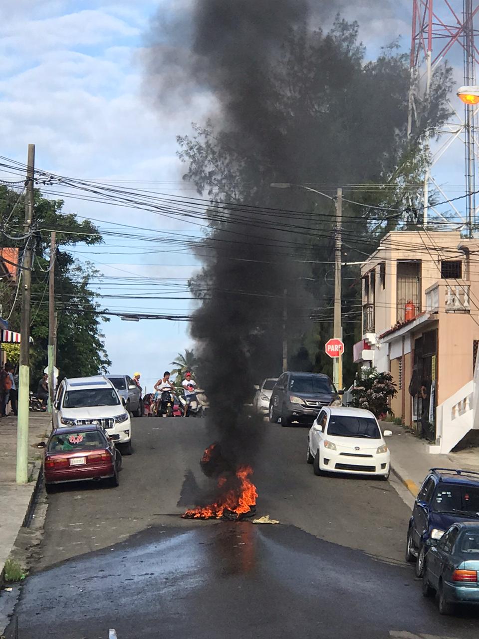 Protestan en populoso sector Los Cocos de Puerto Plata por cloaca obstruida desde hace cuatro meses