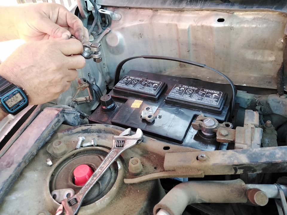 Siguen los robos de baterías y radios a vehículos estacionados en vías de Puerto Plata