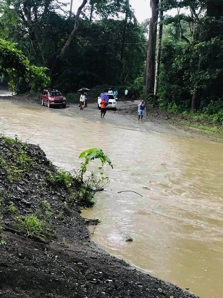 Ante incumplimiento oficial comunidades de Maimón resultan incomunicadas tras crecida río El Corozo