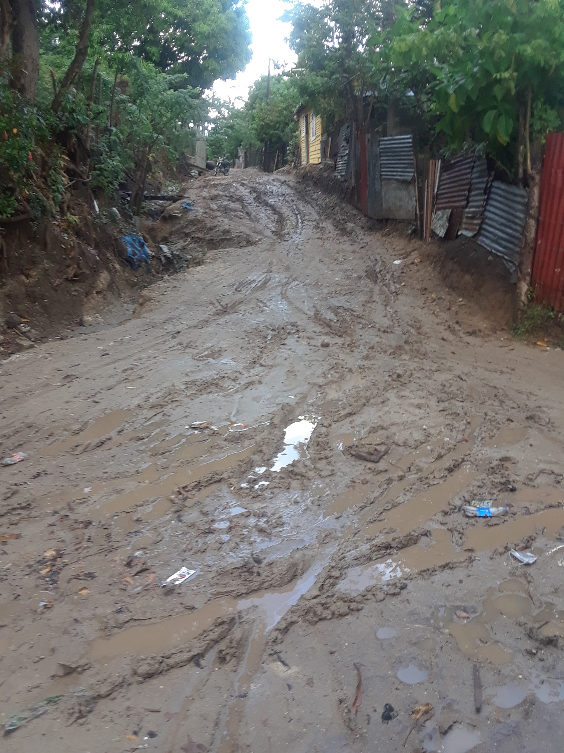 Residentes en sector La Uva de Puerto Plata aún esperan autoridades cumplan promesas de reparar calles de allí