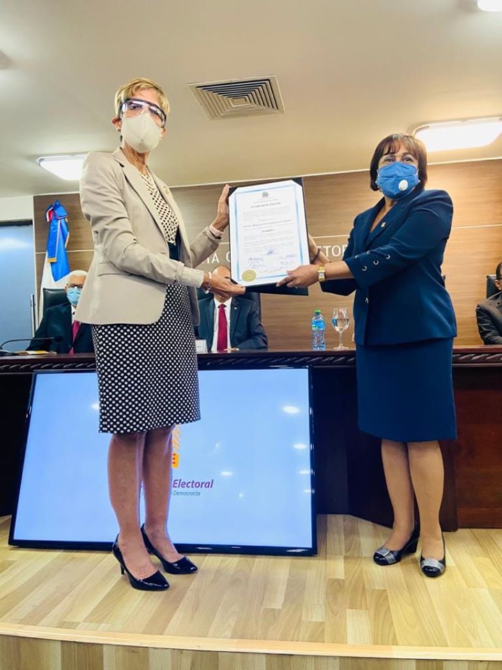 Ginette Bournigal recibe de JCE certificado de elección la acredita como senadora de Puerto Plata