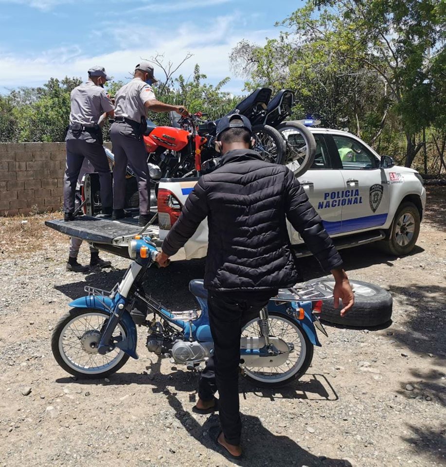 Policía apresan seis jóvenes por realizar carreras ilegales de motocicletas en La Isabela Histórica