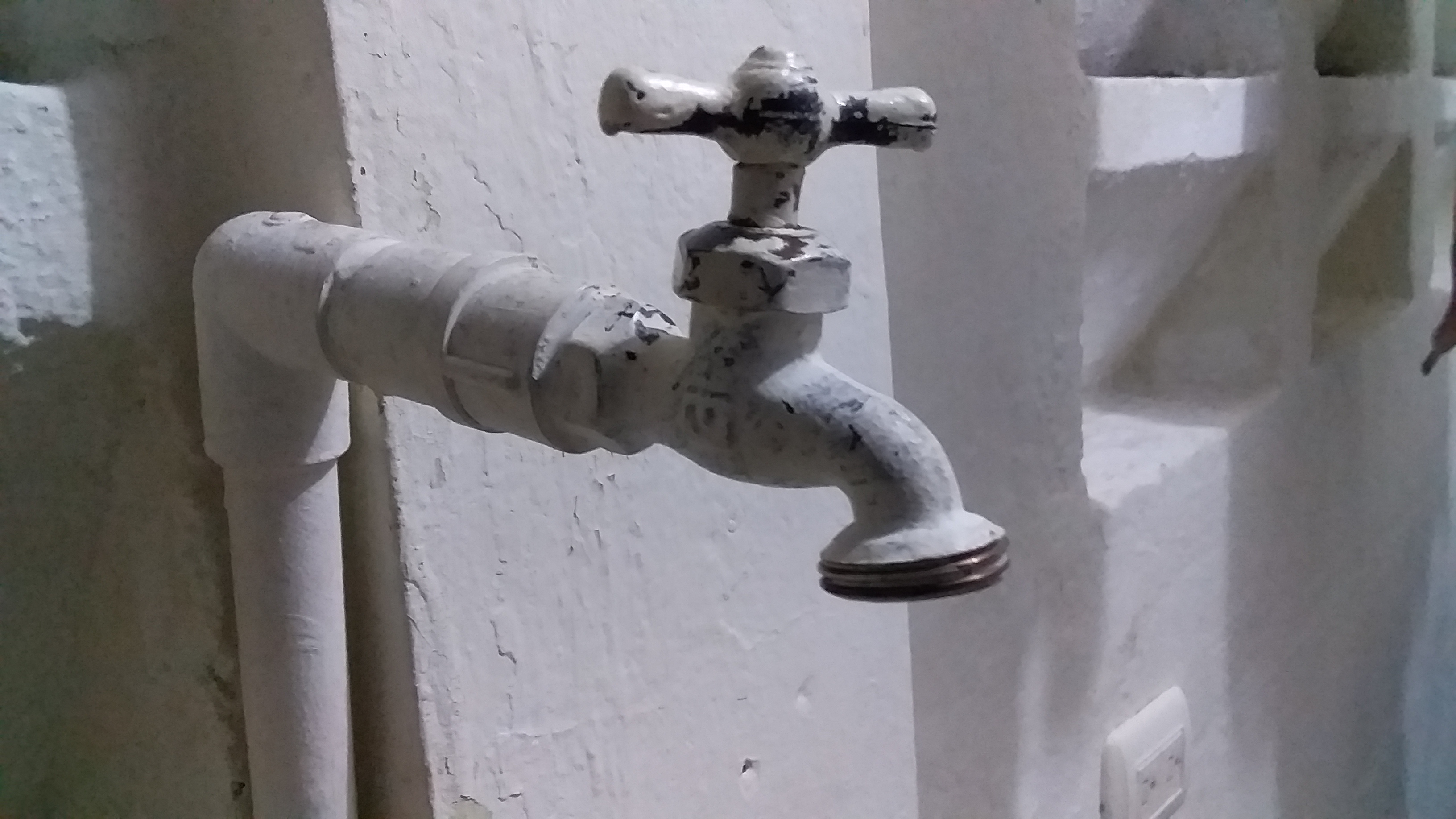 Moradores en sectores de Montellano protestan ante la prolongada falta de agua potable