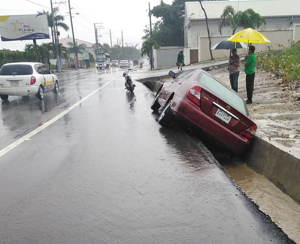 Se accidentan varios vehículos en vías de Puerto Plata por efecto de fuertes aguaceros e inundaciones