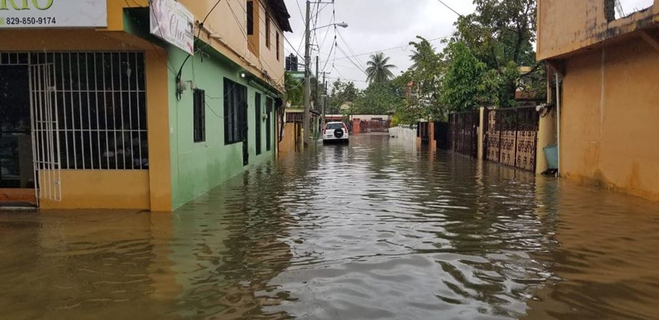Volvieron a registrarse inundaciones urbanas en Puerto Plata por intensas lluvias que desbordaron ríos, arroyos y cañadas