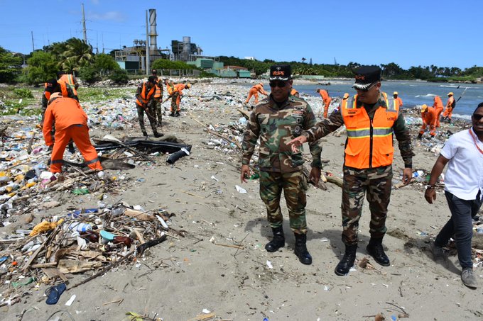 Tras denuncia de cúmulo de basura en playa de Puerto Plata Obras Públicas realiza operativo limpieza
