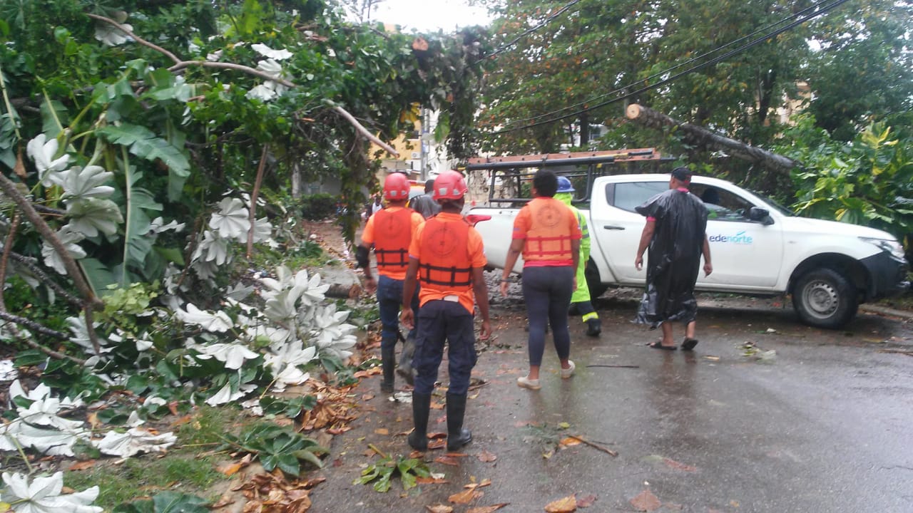 Ráfagas de vientos derrumban árboles y se desbordan ríos en varias comunidades de Puerto Plata