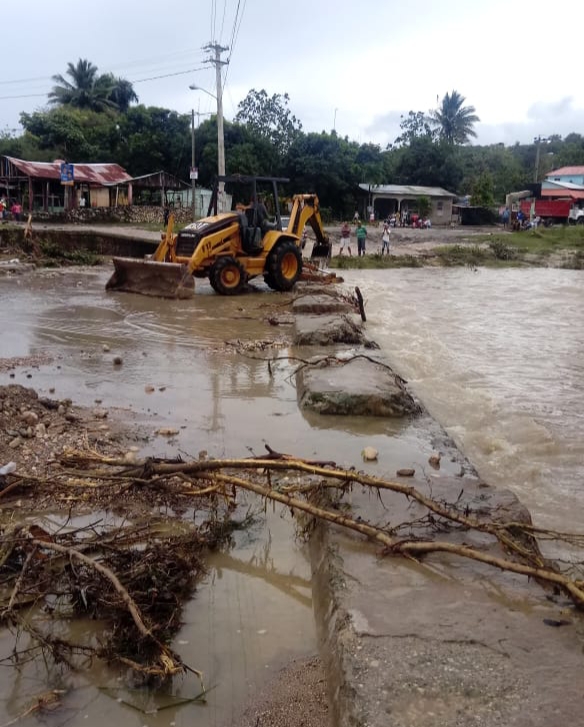 Autoridades y organismos de socorro asisten ciudadanos afectados por lluvias e inundaciones en Puerto Plata